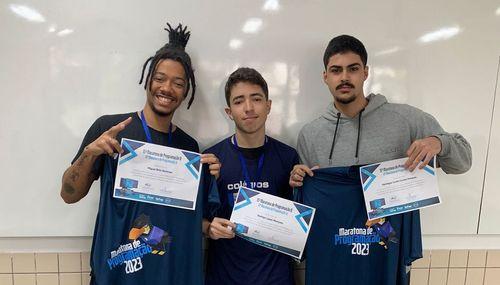 Recebendo certificado da Maratona de Programação 2023